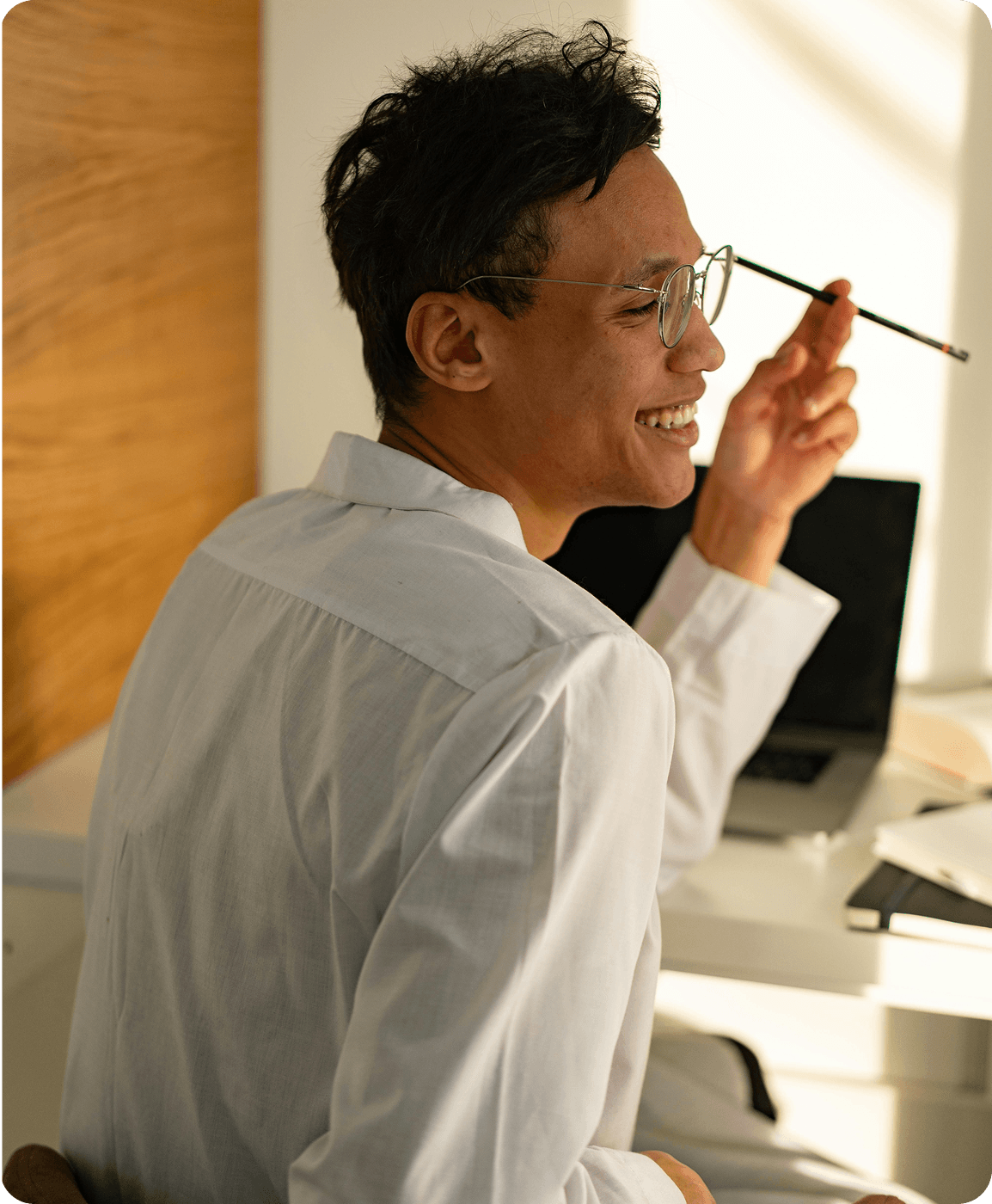 Lächelnde Person bei der Arbeit an den Finanzen