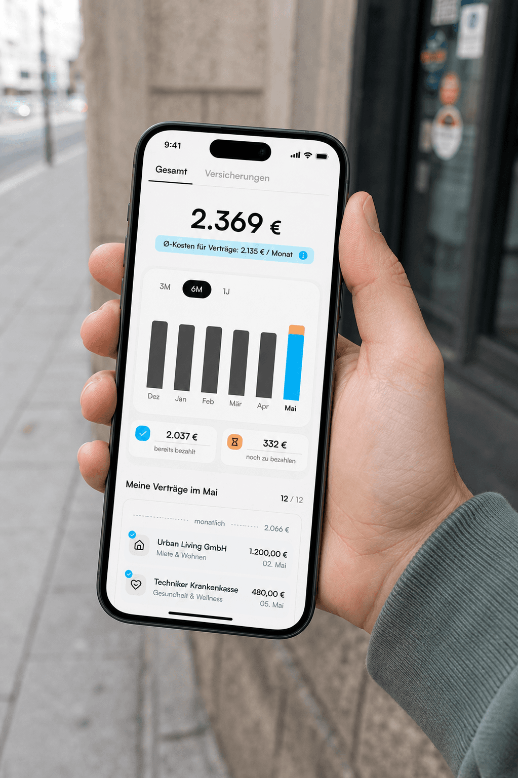 nobank-App auf dem iPhone: Versicherungen-Übersicht mit 2.369 € Monatskosten, unterwegs in der Stadt